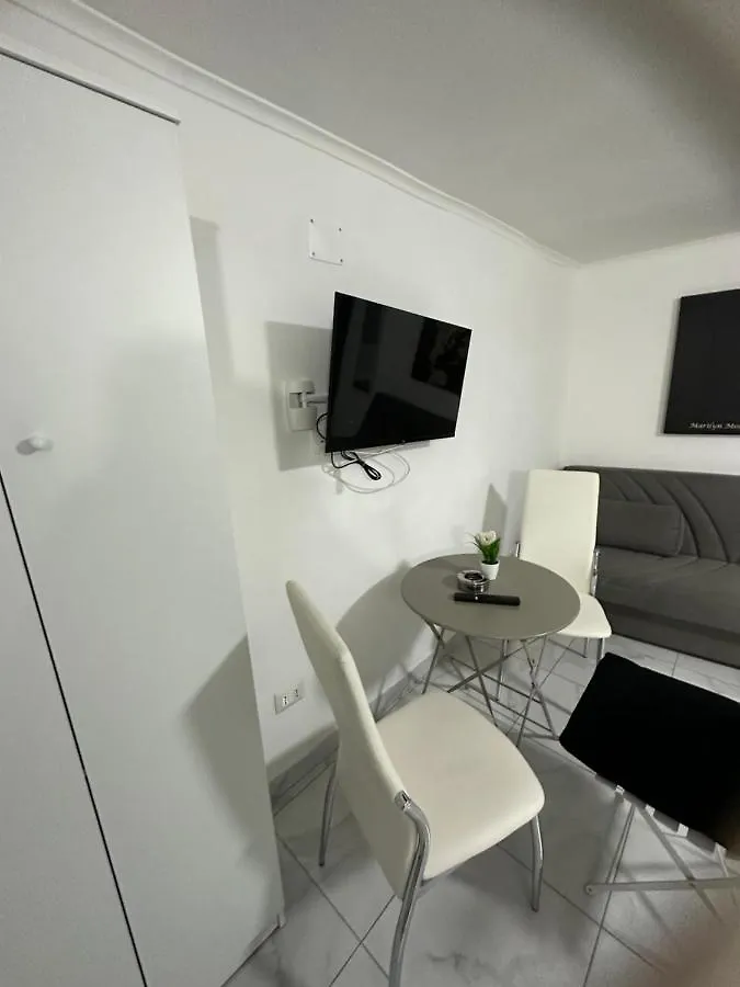 Gradoniroom26 Napoli 0*,  İtalya